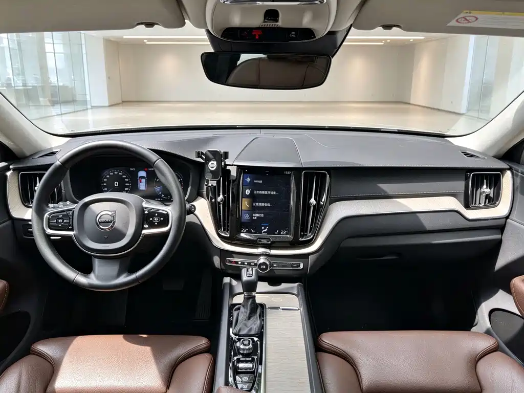 Volvo XC60 — фото 13