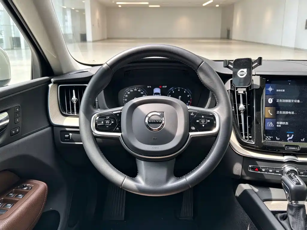 Volvo XC60 — фото 14