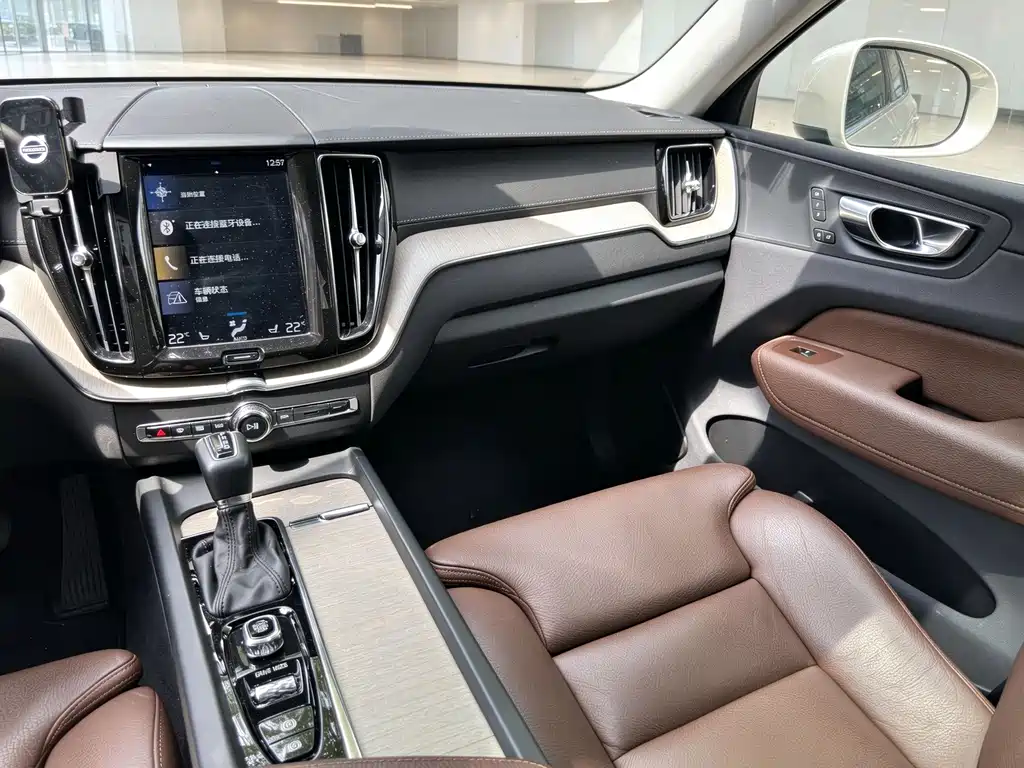 Volvo XC60 — фото 15