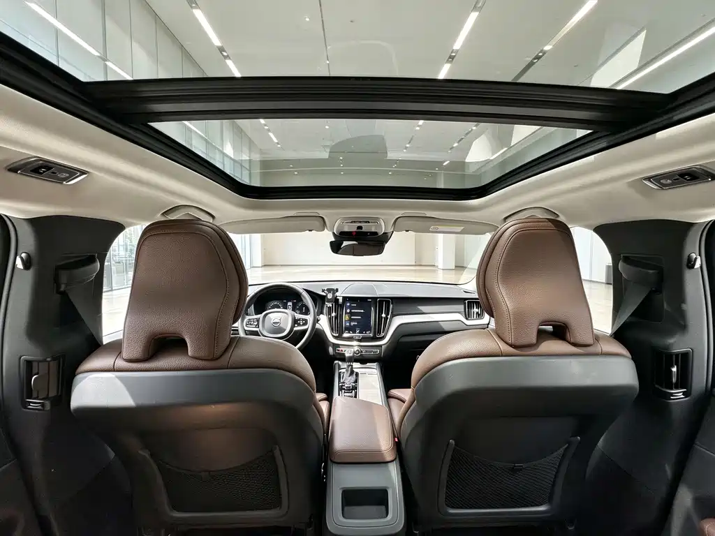 Volvo XC60 — фото 17