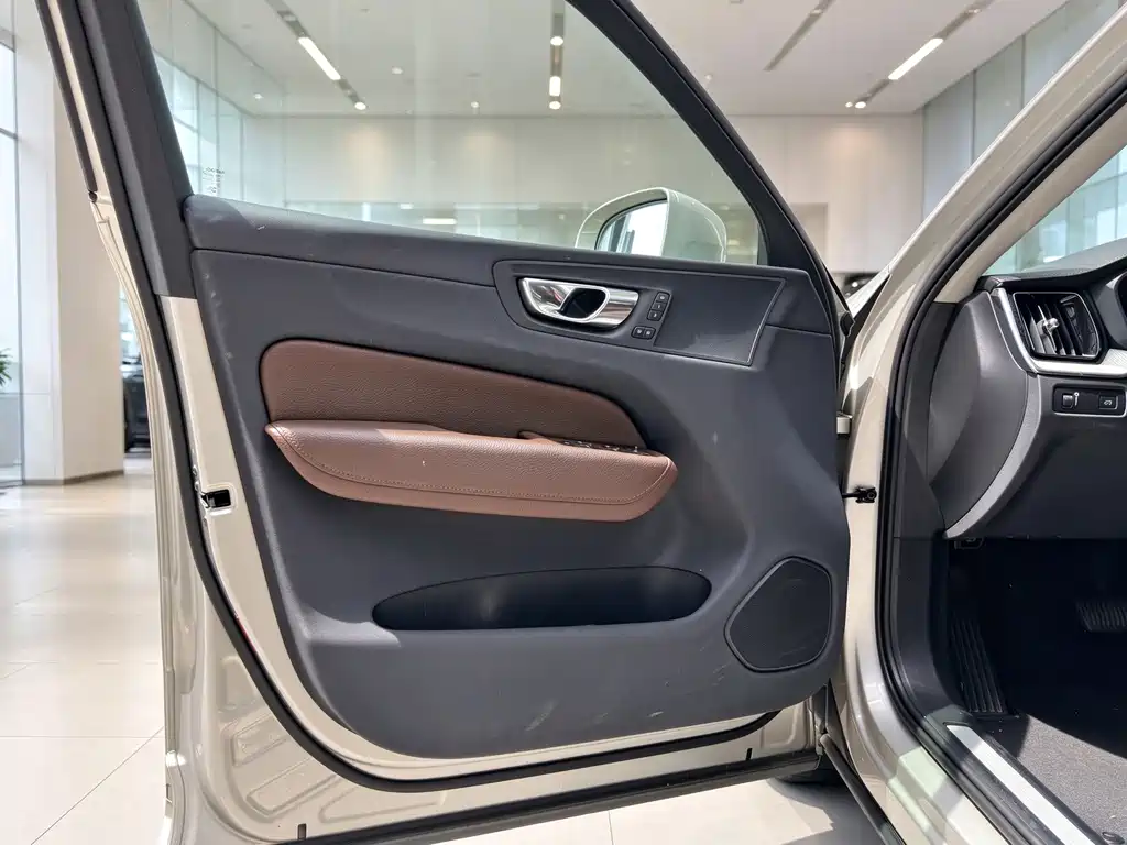 Volvo XC60 — фото 18