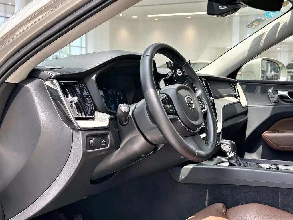 Volvo XC60 — фото 19