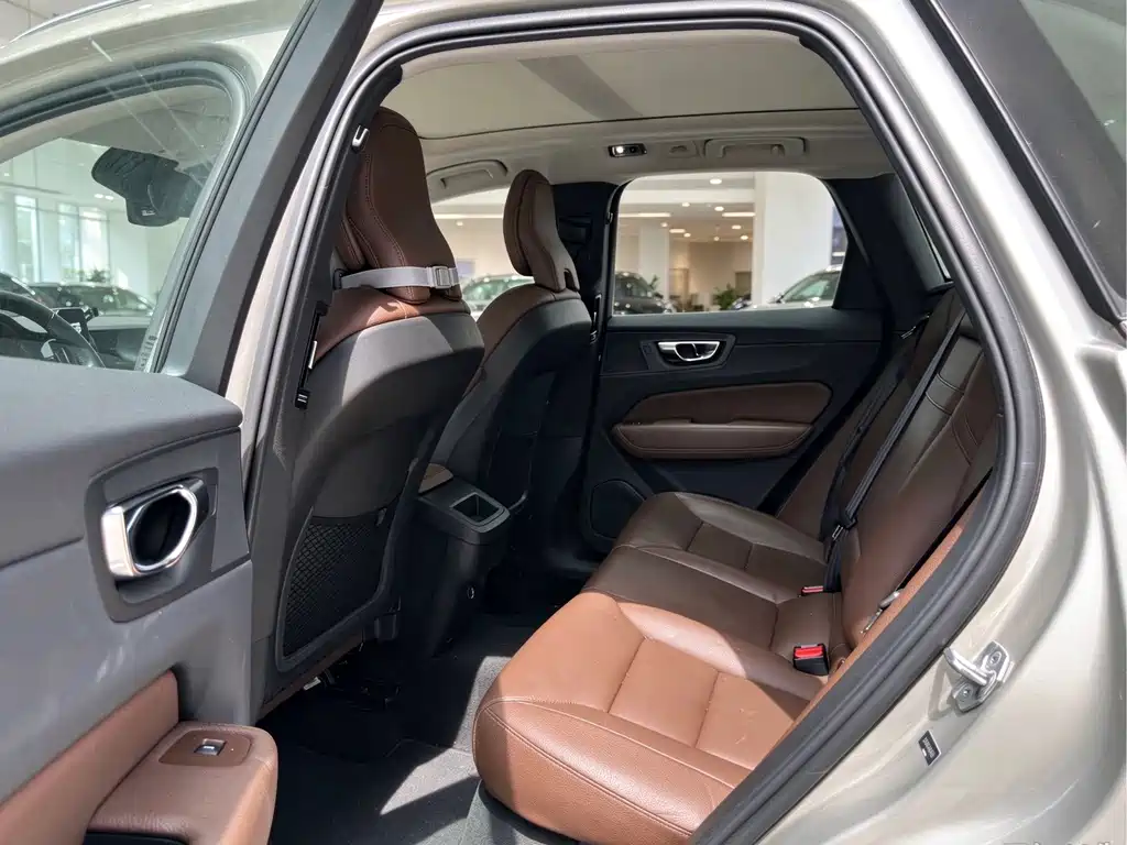 Volvo XC60 — фото 10