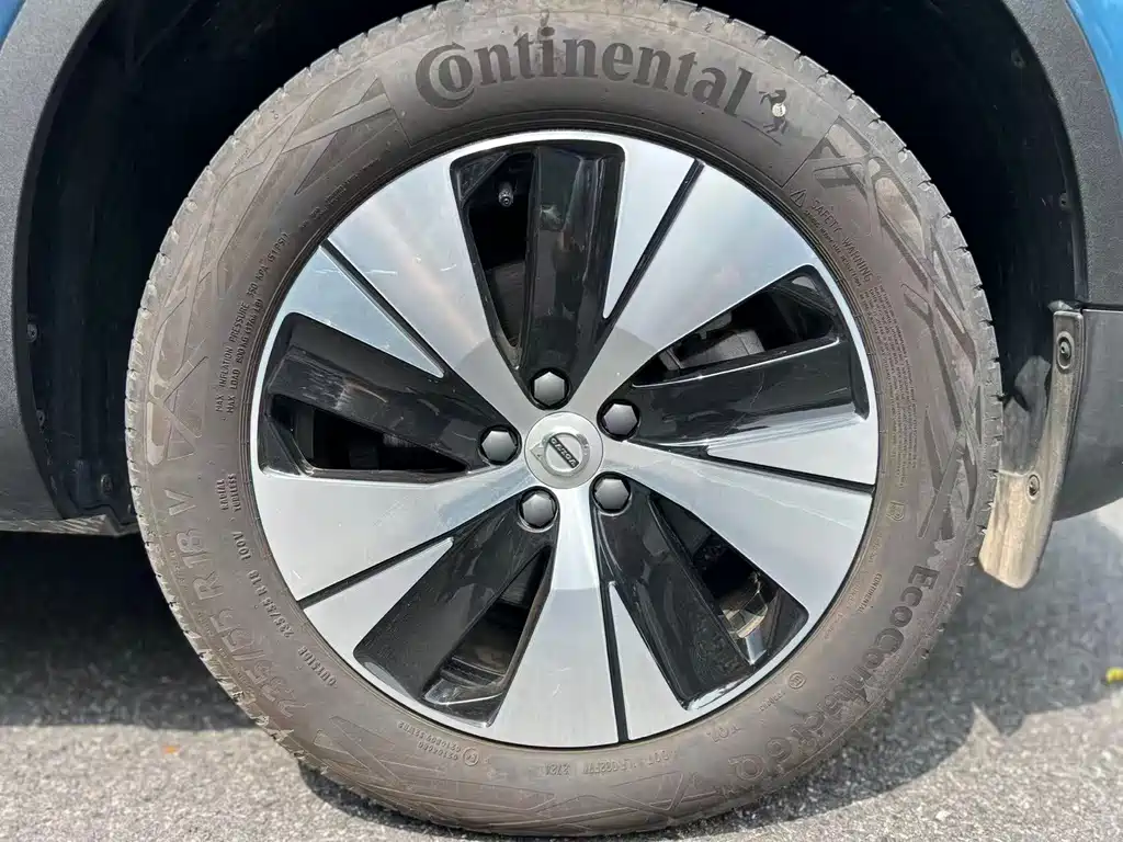 Volvo XC40 — фото 10