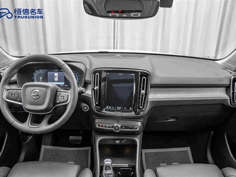 Volvo XC40 — фото 13