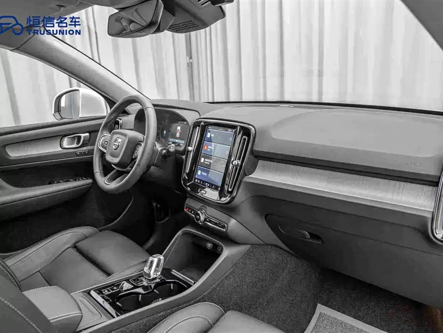 Volvo XC40 — фото 14