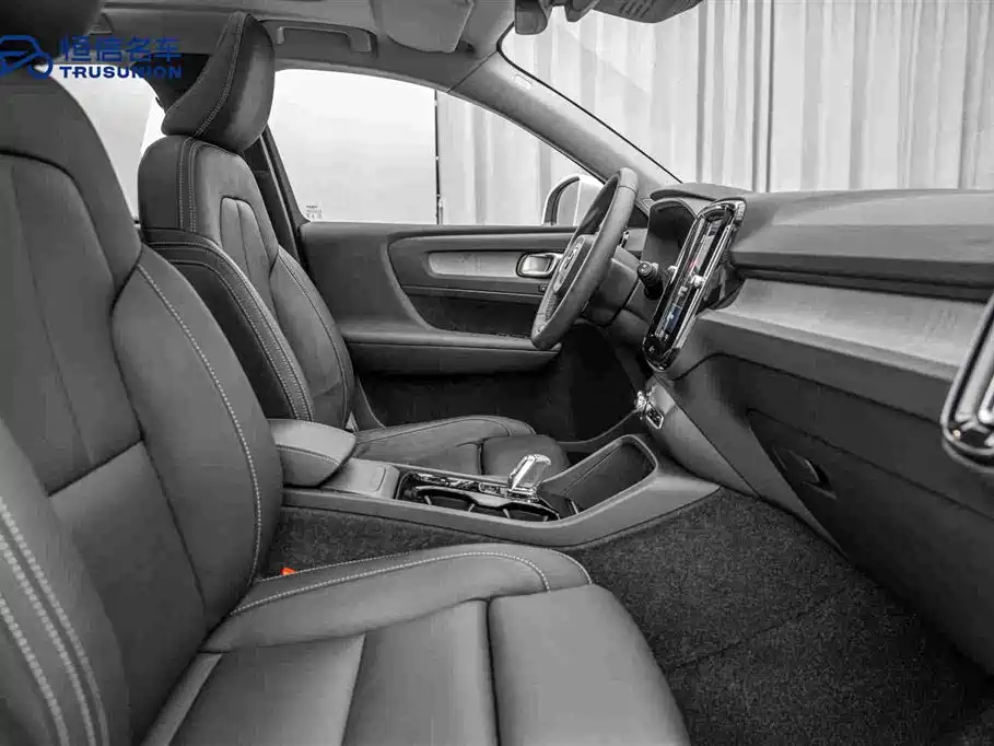 Volvo XC40 — фото 15