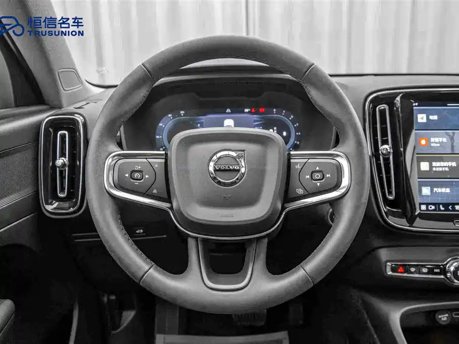 Volvo XC40 — фото 17