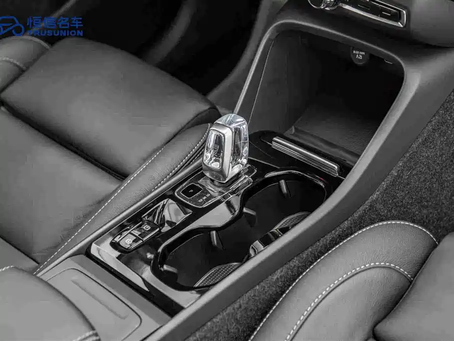 Volvo XC40 — фото 19