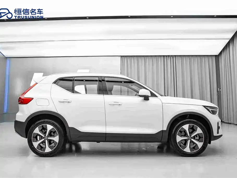 Volvo XC40 — фото 4