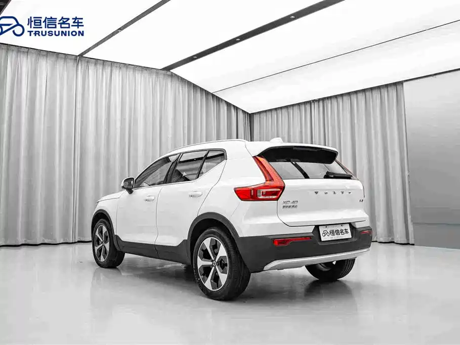 Volvo XC40 — фото 7