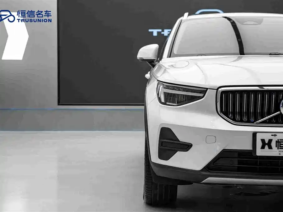 Volvo XC40 — фото 8
