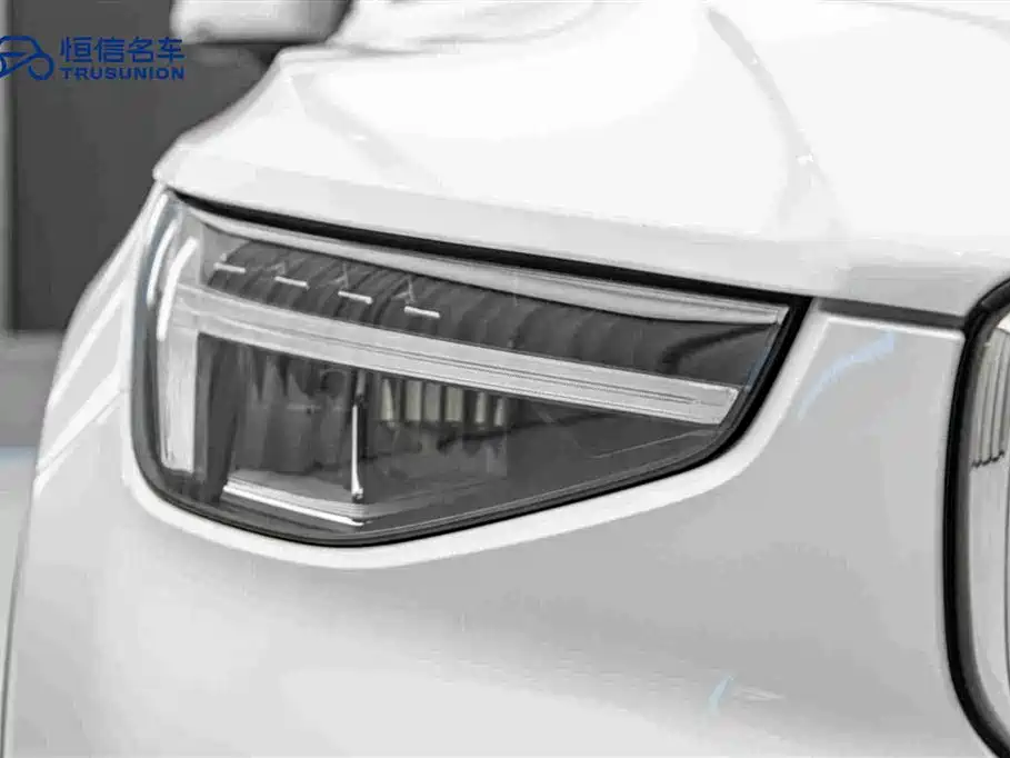 Volvo XC40 — фото 10