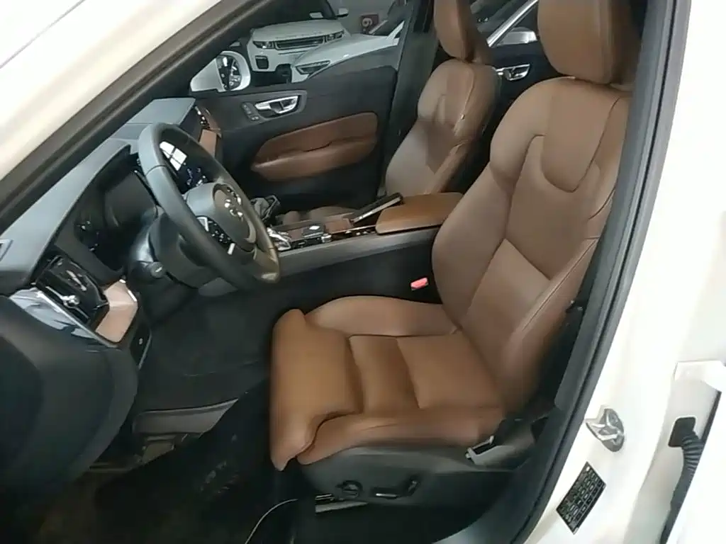 Volvo XC60 — фото 15