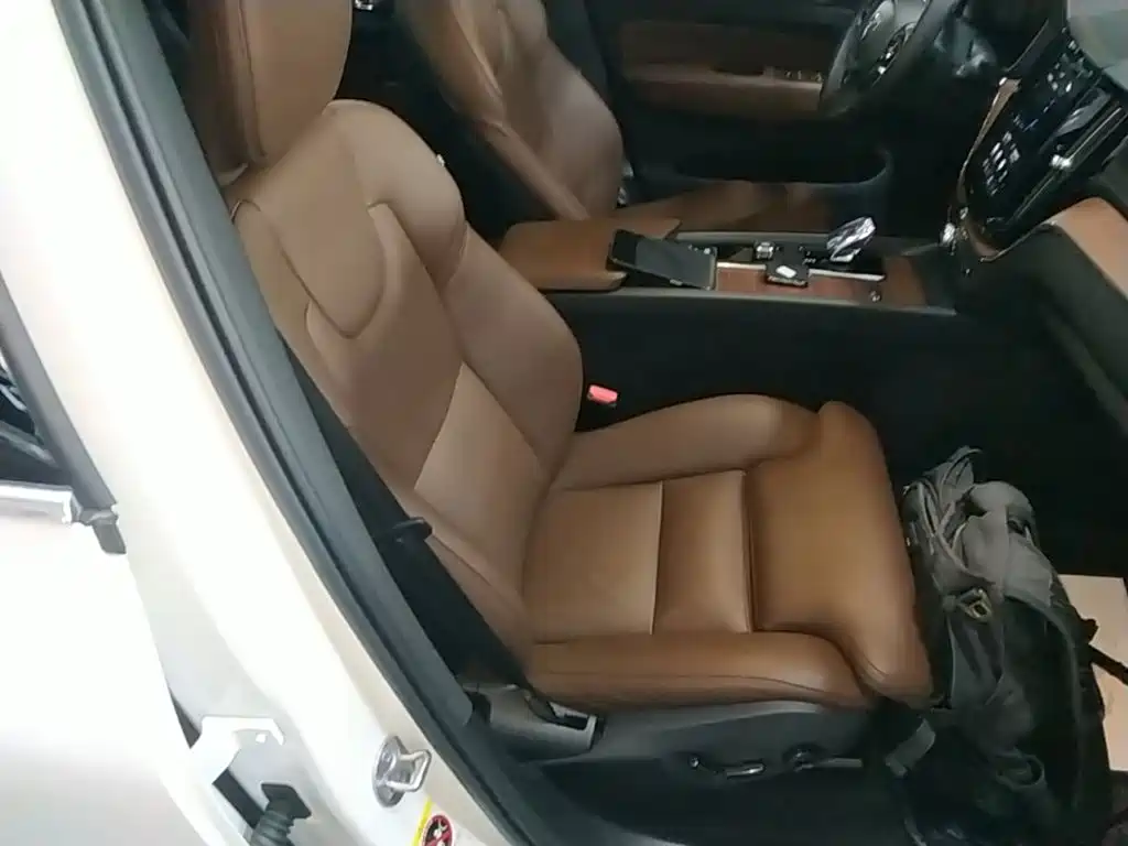 Volvo XC60 — фото 25