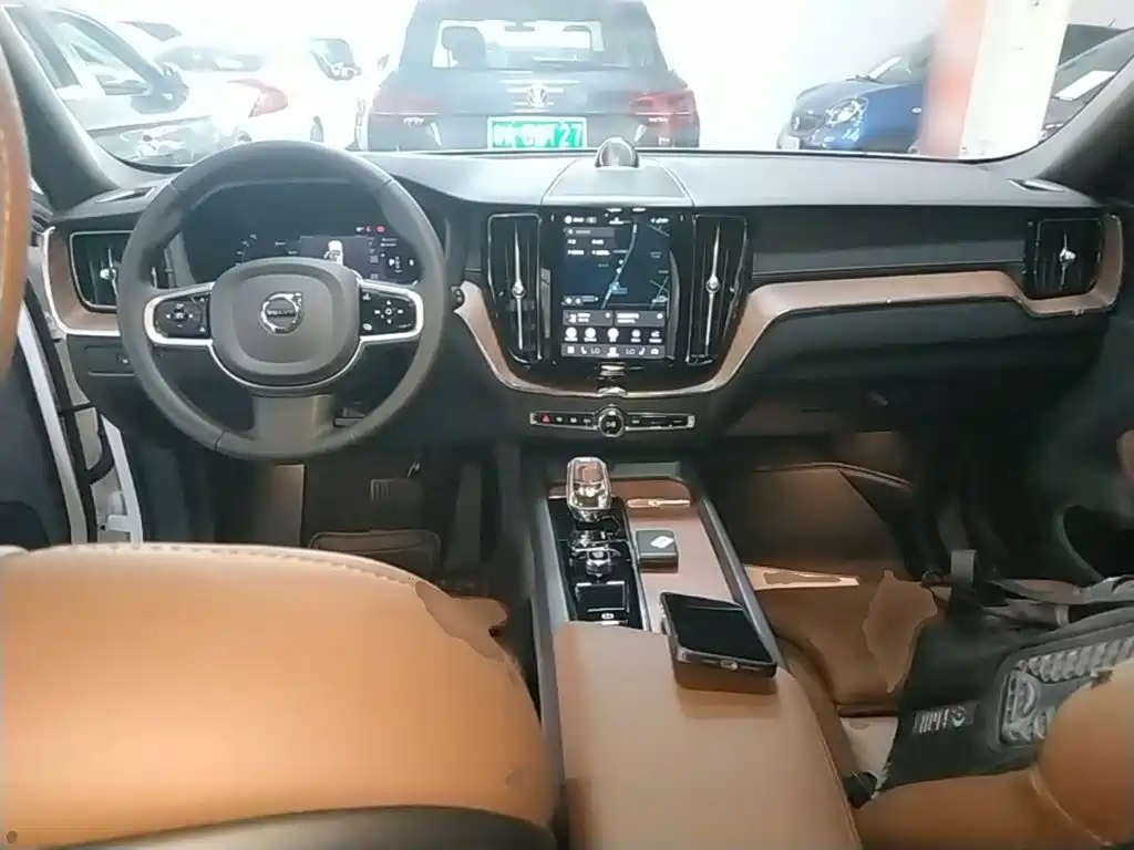 Volvo XC60 — фото 10
