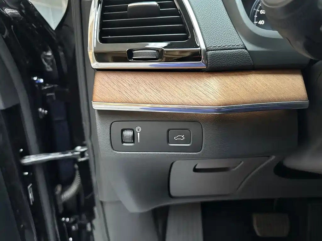 Volvo XC90 — фото 15