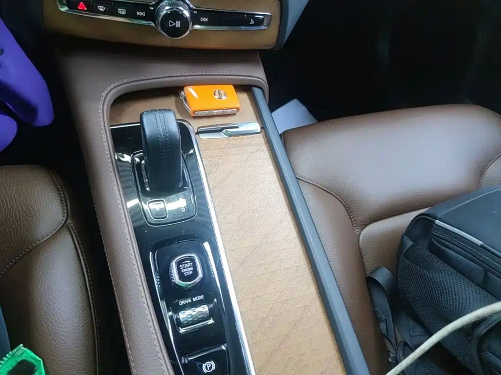 Volvo XC90 — фото 14