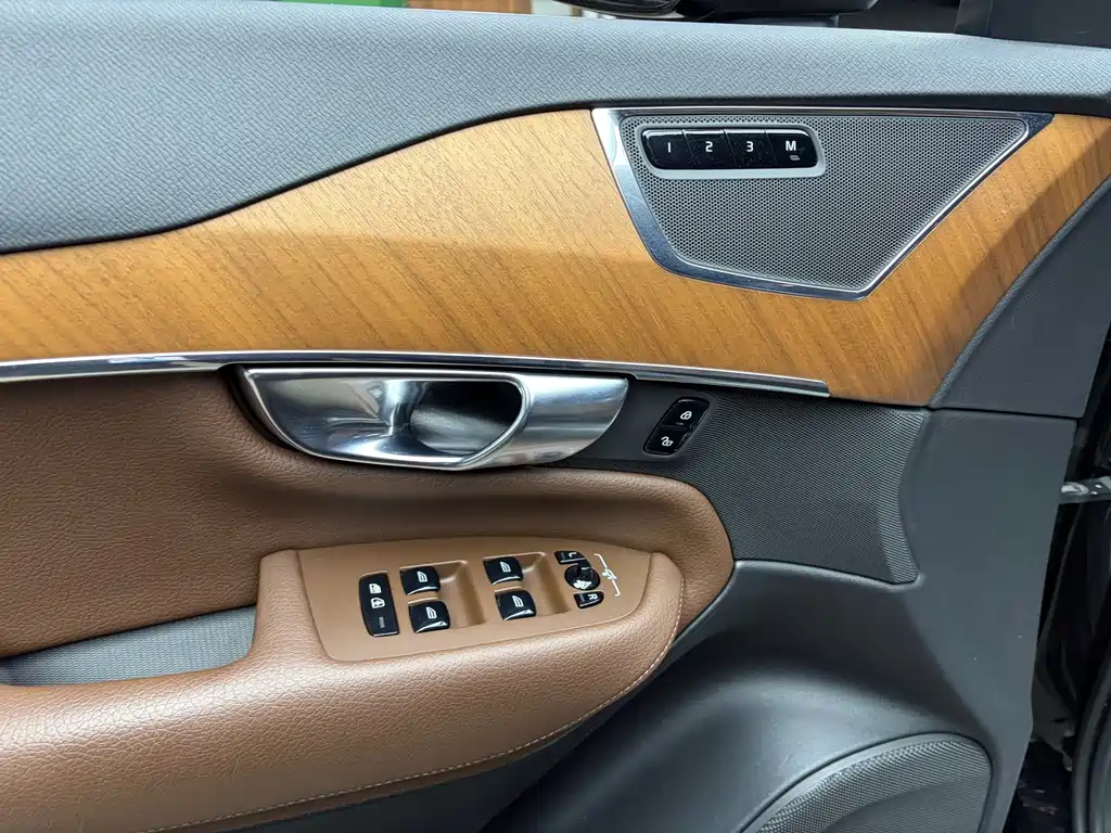 Volvo XC90 — фото 11