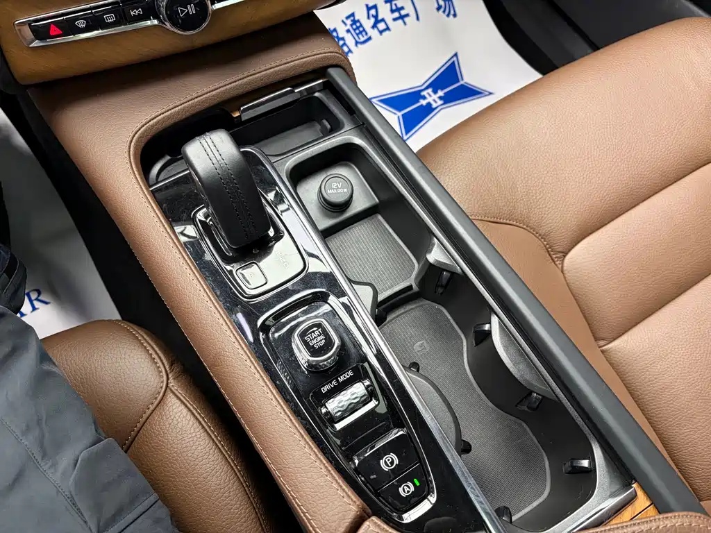 Volvo XC90 — фото 14