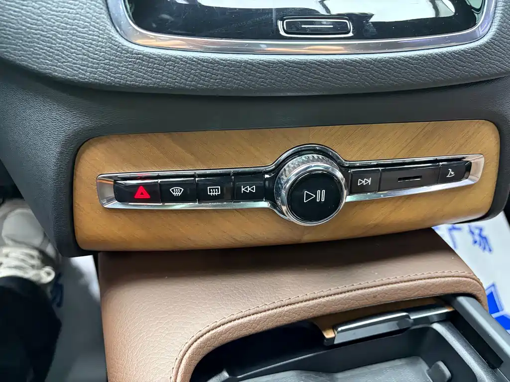 Volvo XC90 — фото 15