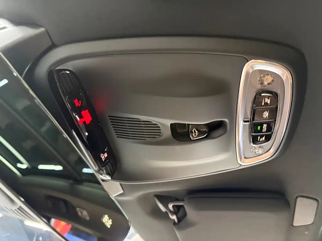 Volvo XC90 — фото 16