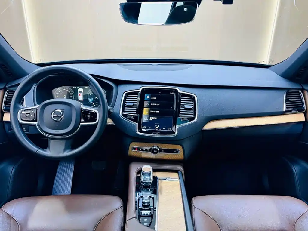 Volvo XC90 — фото 14