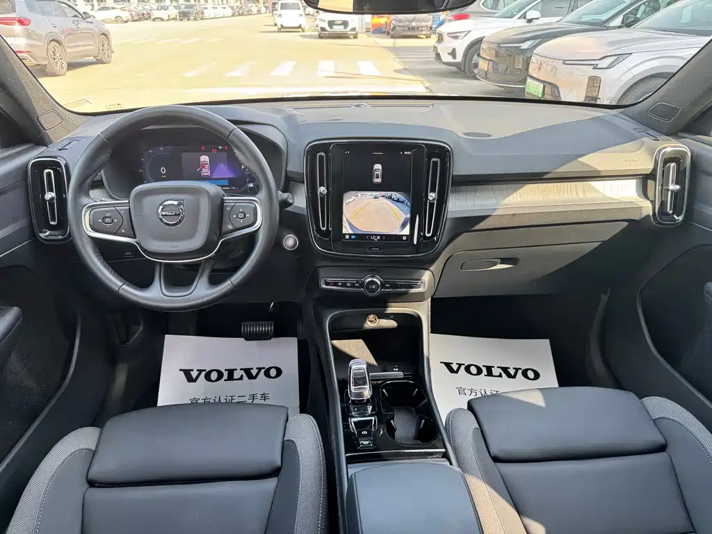 Volvo XC40 — фото 7