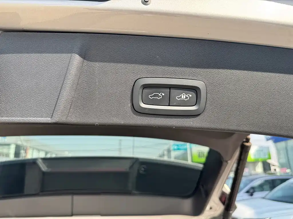Volvo XC40 — фото 9