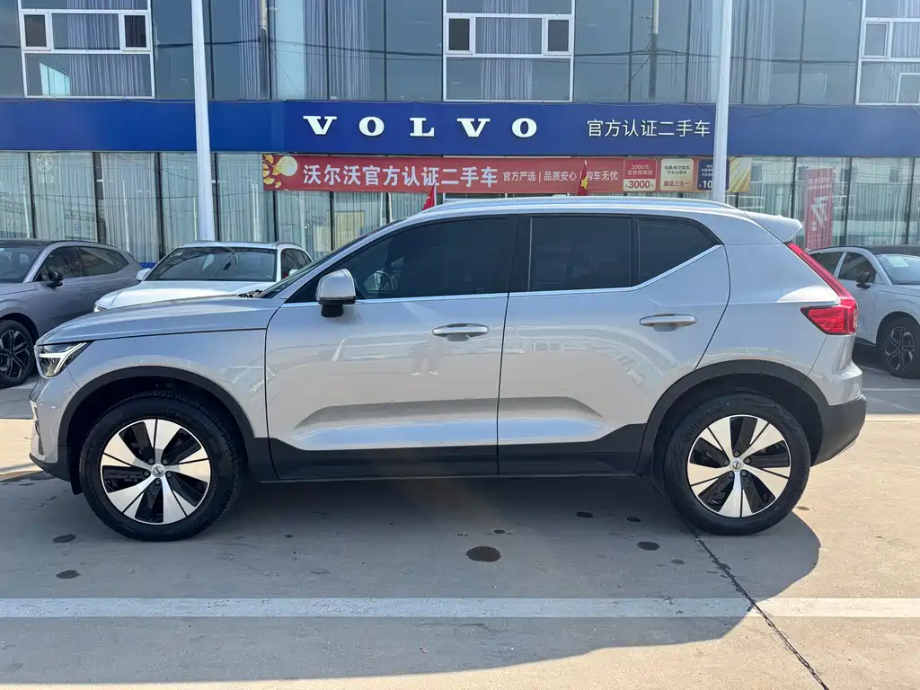 Volvo XC40 — фото 10