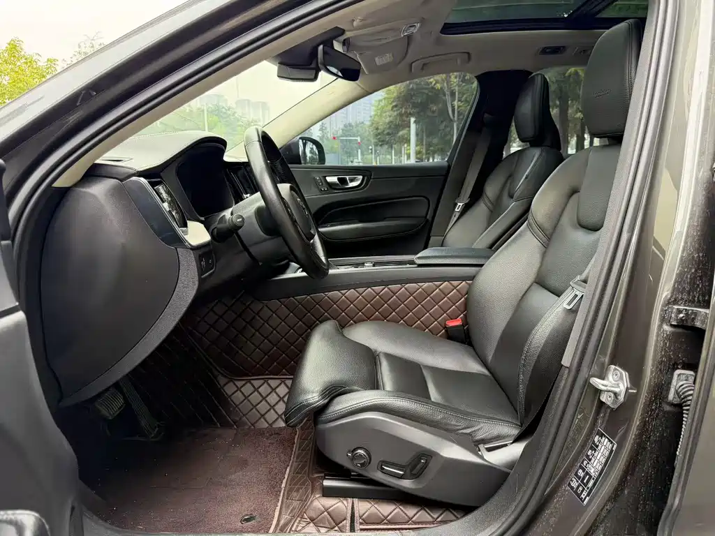 Volvo XC60 — фото 4