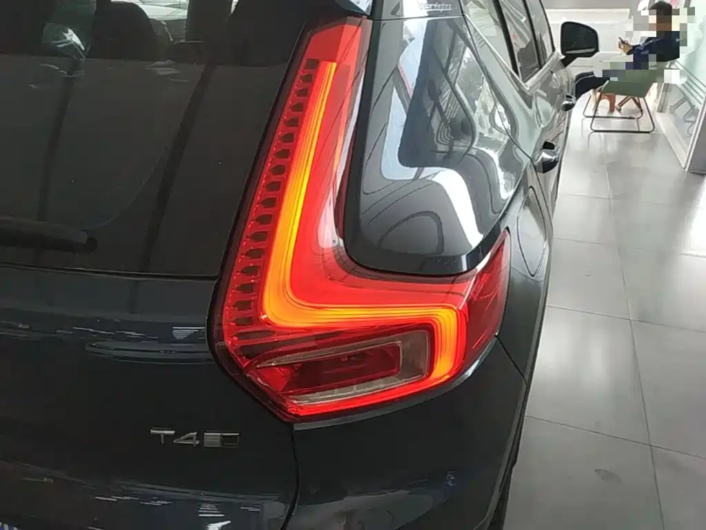 Volvo XC40 — фото 8