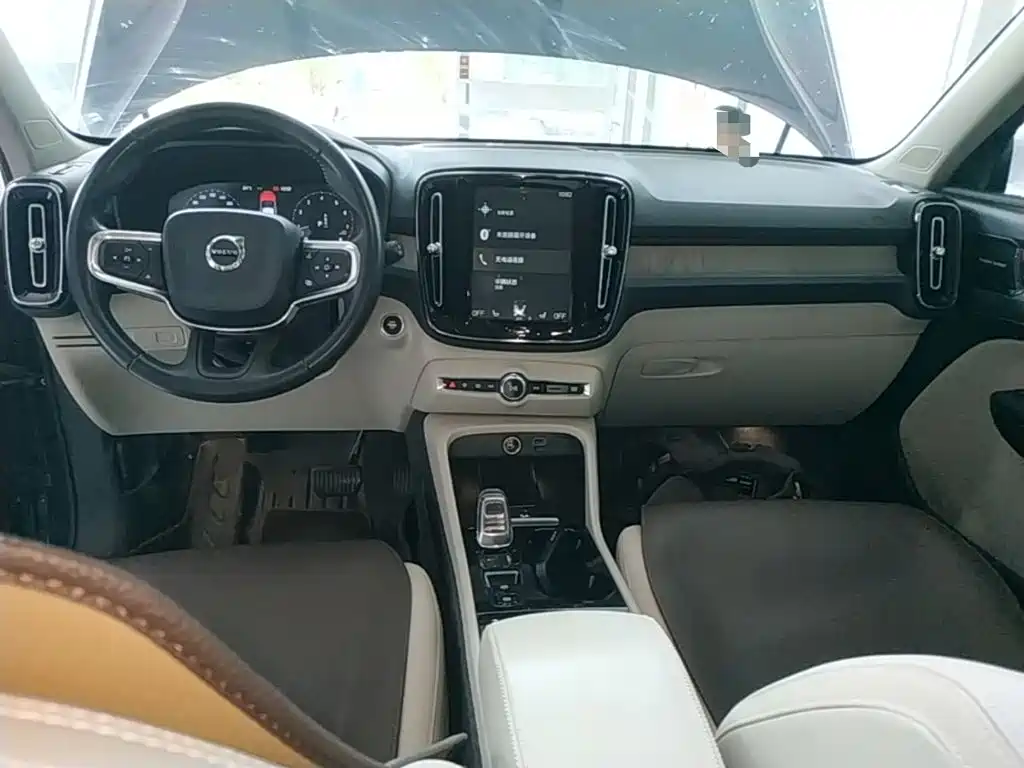 Volvo XC40 — фото 10