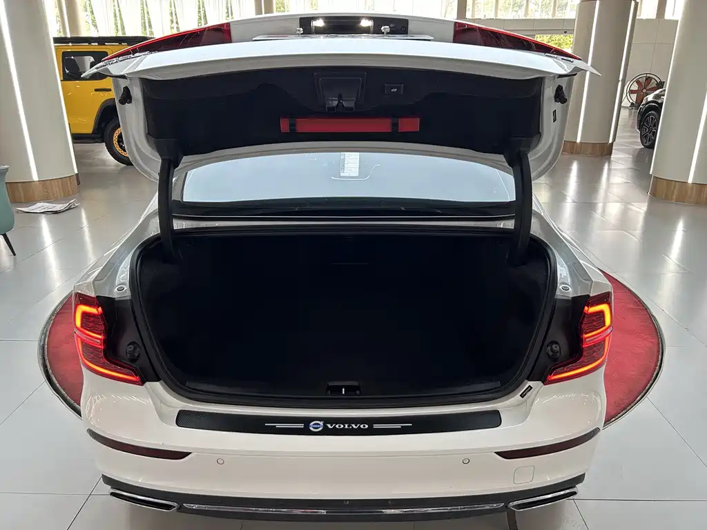 Volvo S60 — фото 10