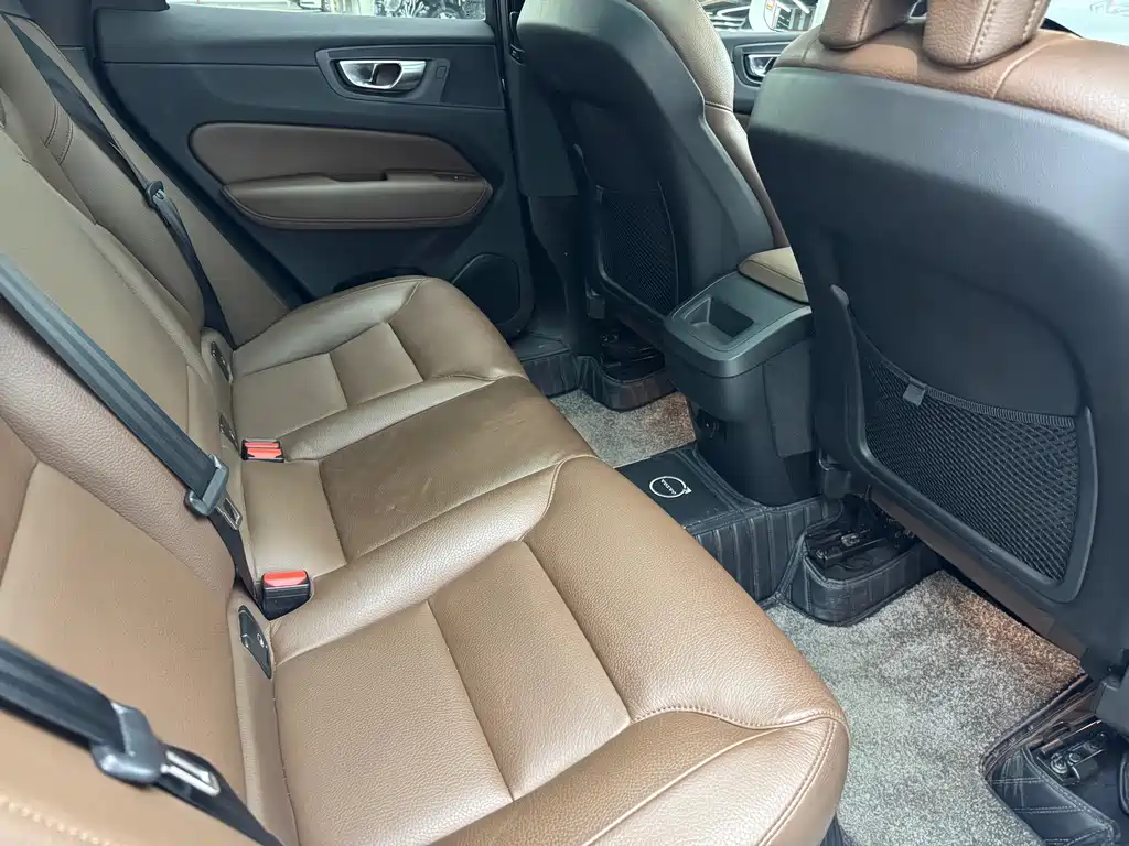 Volvo XC60 — фото 11
