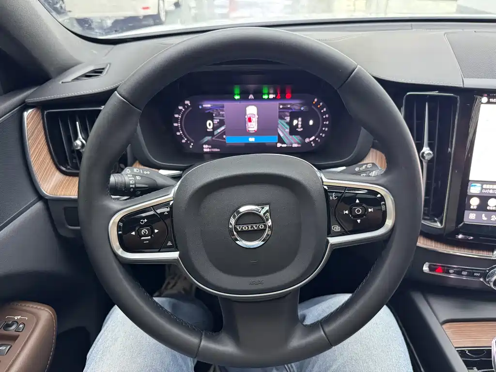 Volvo XC60 — фото 13