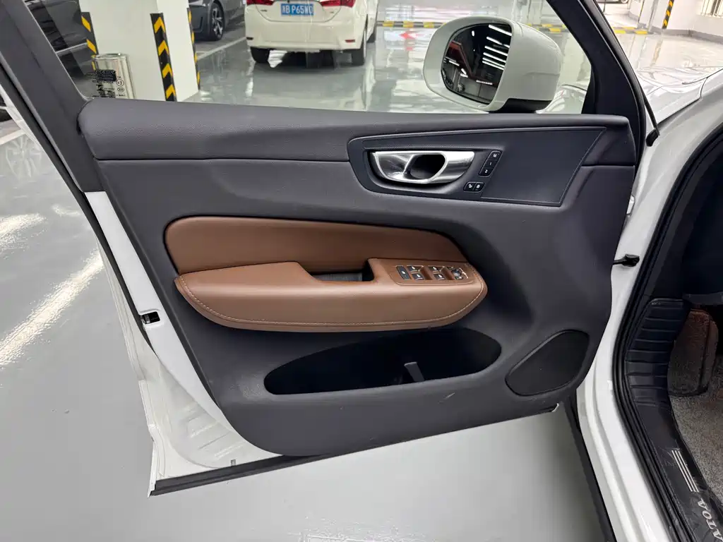 Volvo XC60 — фото 4