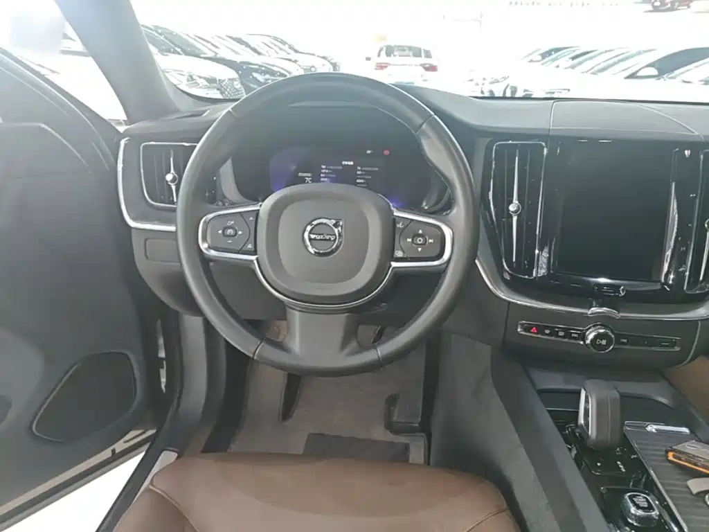 Volvo XC60 — фото 11