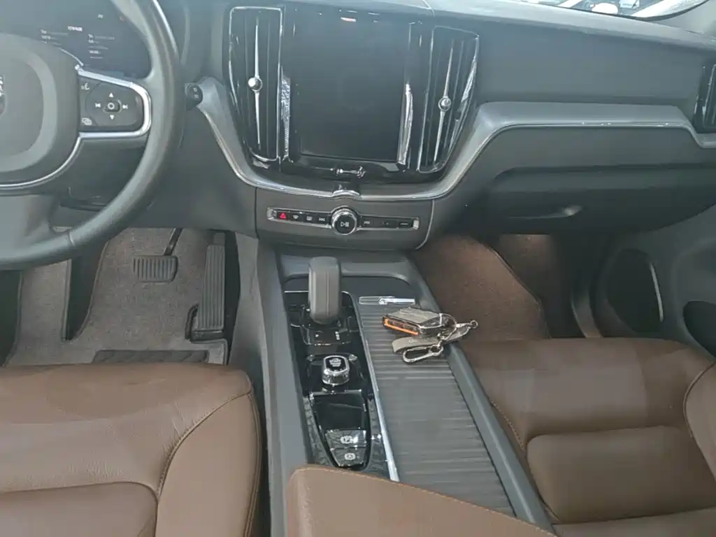Volvo XC60 — фото 13