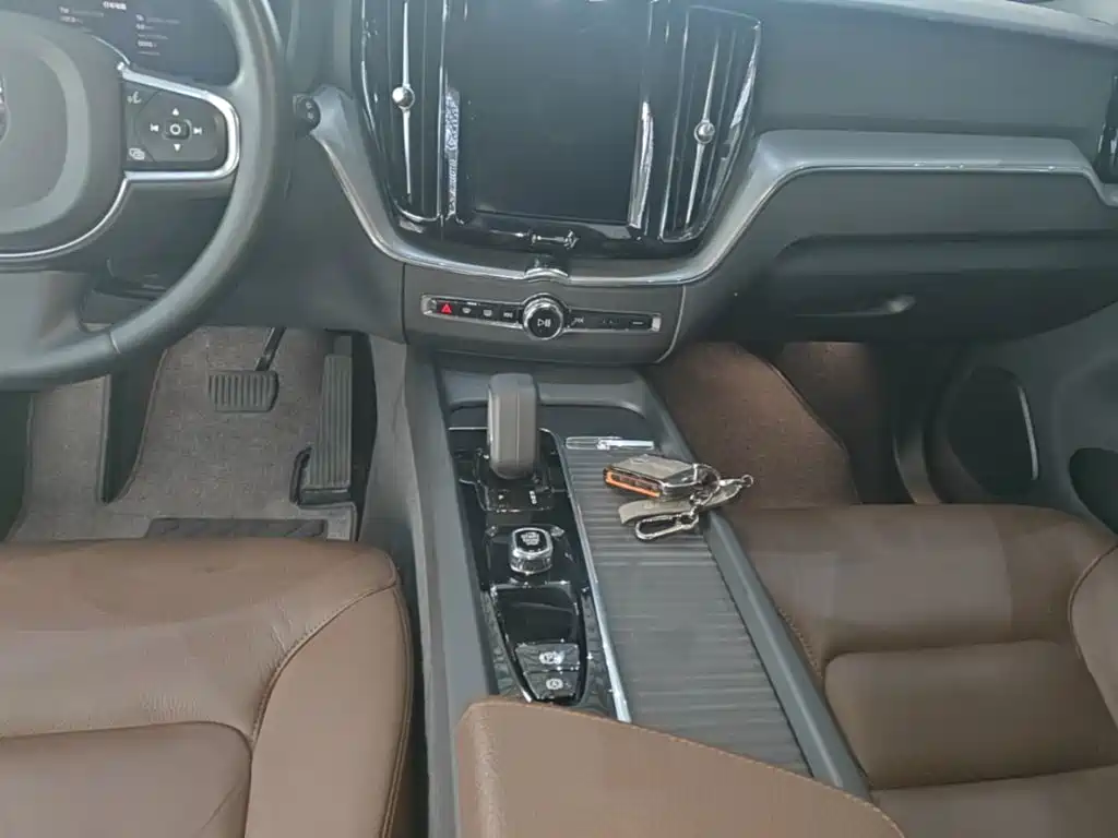 Volvo XC60 — фото 14