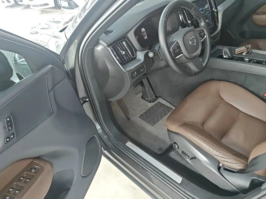 Volvo XC60 — фото 16