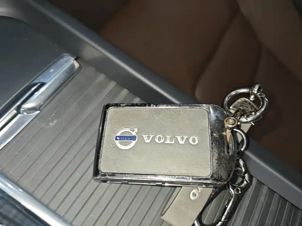 Volvo XC60 — фото 9