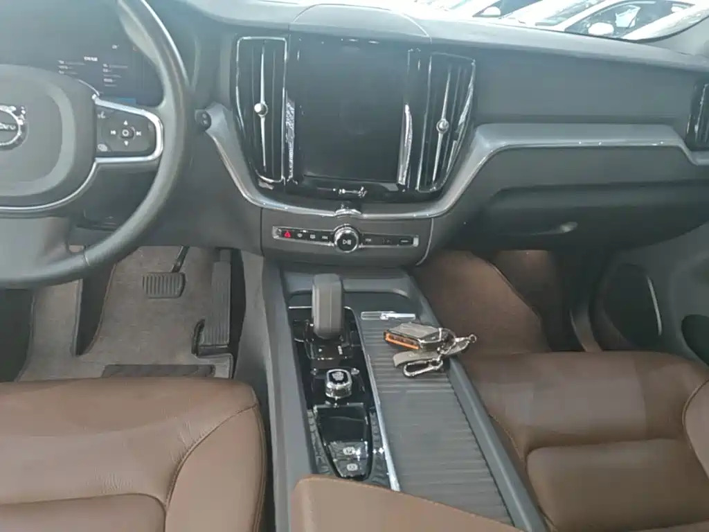 Volvo XC60 — фото 10