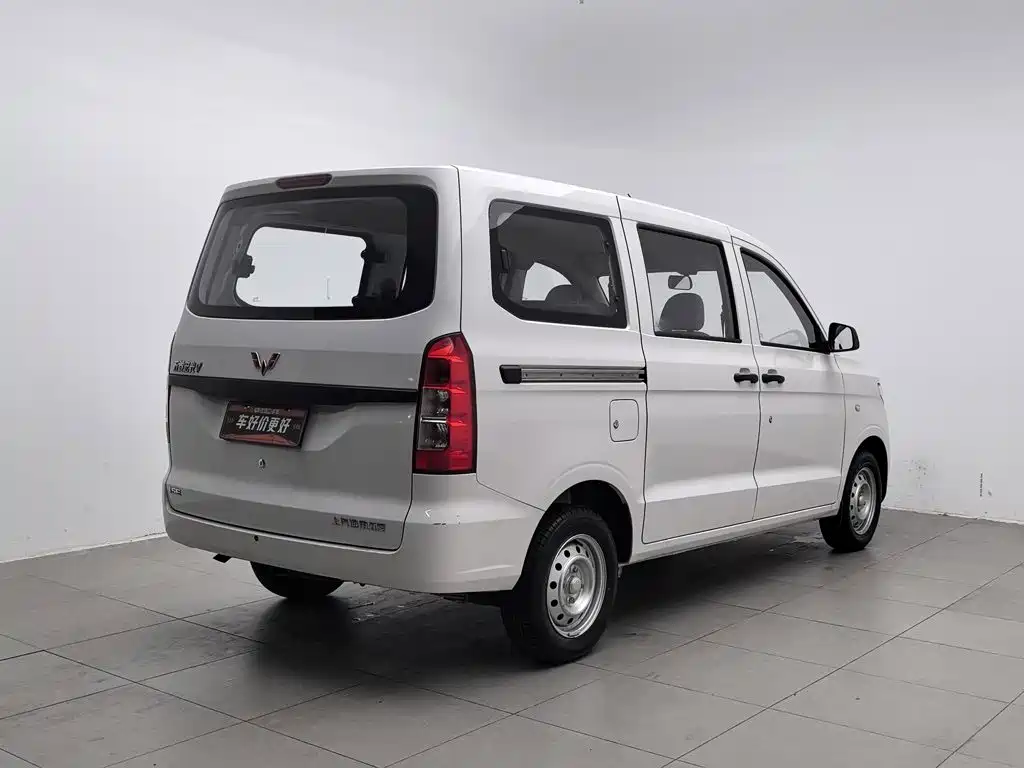 Wuling Hongguang V — фото 2