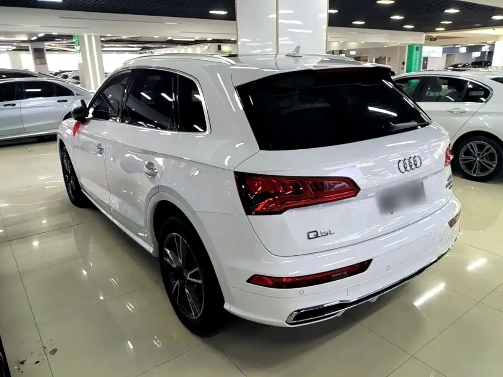 Audi Q5L — фото 5