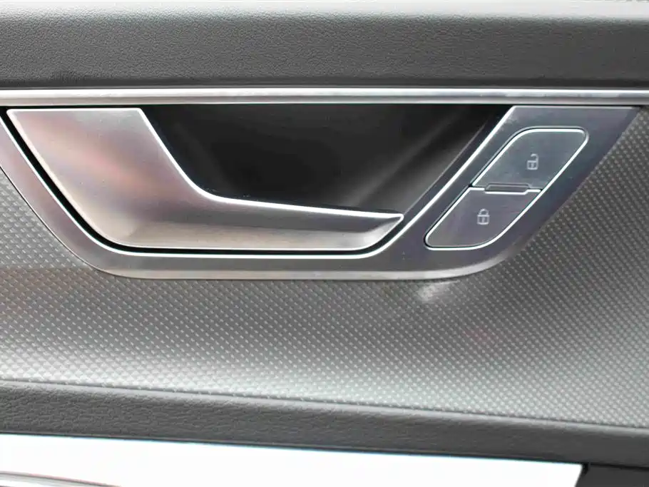 Audi A6L — фото 8