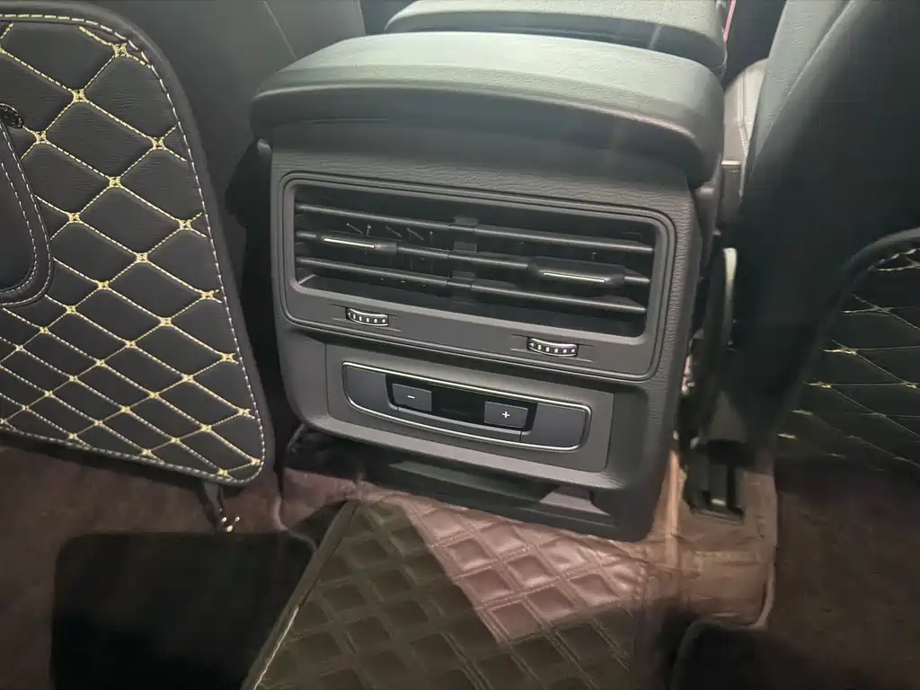 Audi Q7 — фото 10