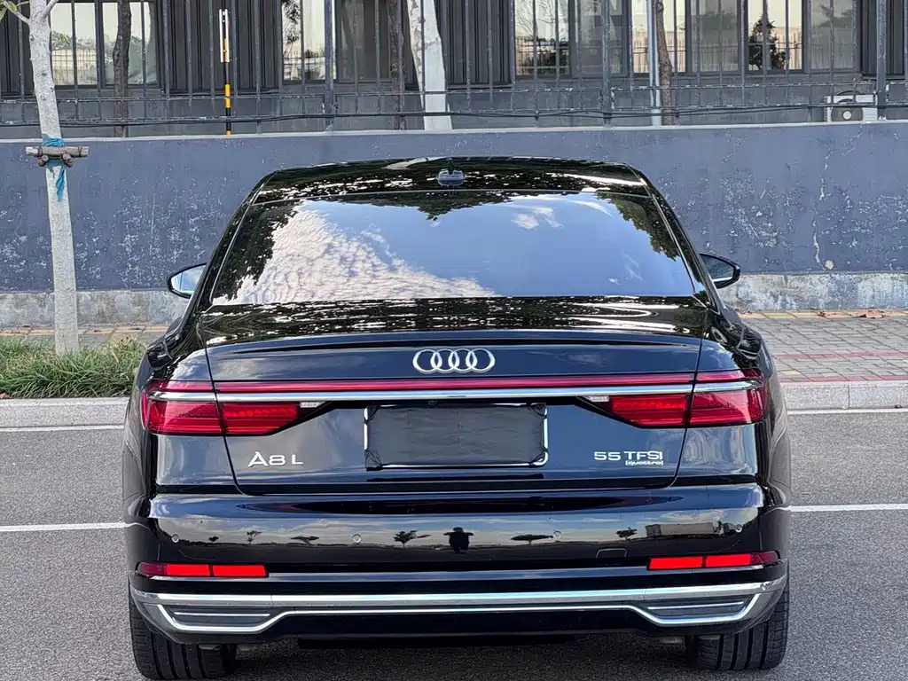 Audi A8 — фото 7
