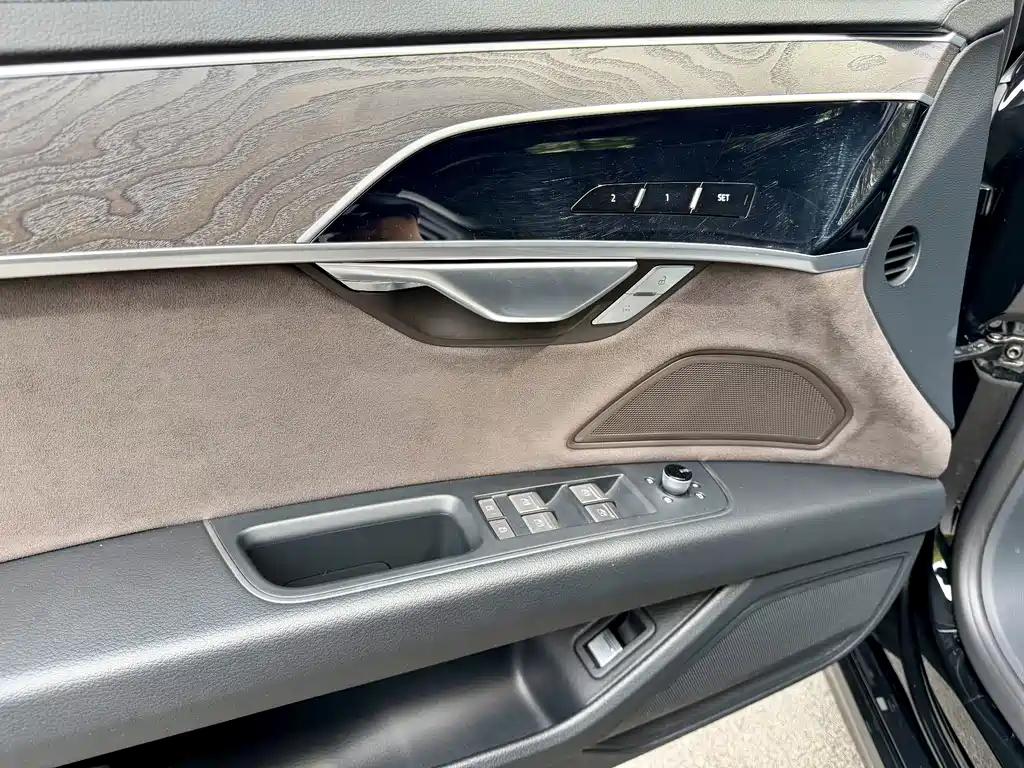 Audi A8 — фото 10