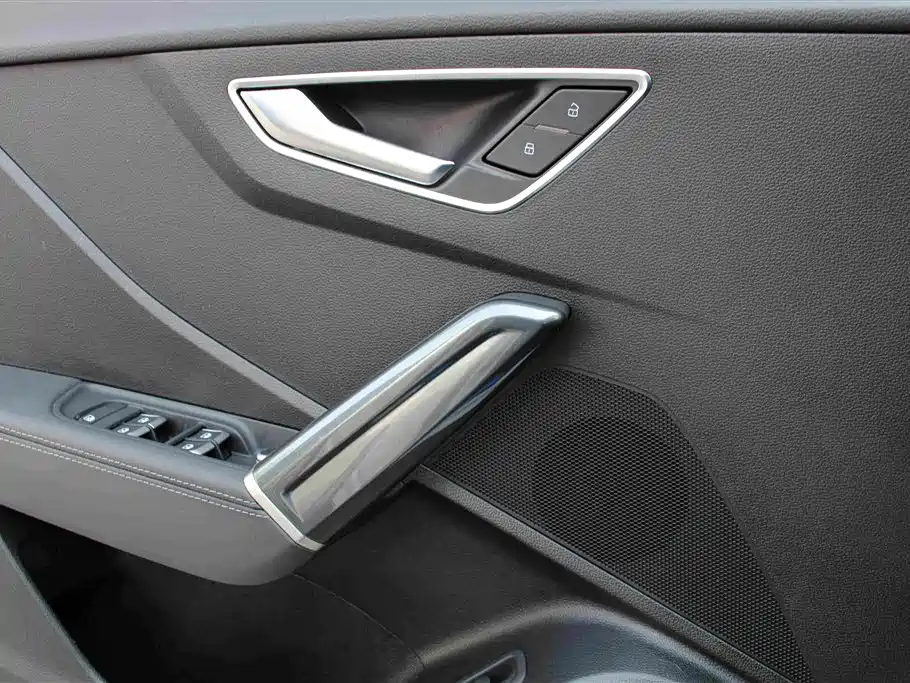 Audi Q2L — фото 8